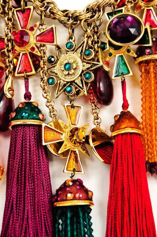 优雅与激情的化身，这个混迹巴黎40年的混血女人真致命