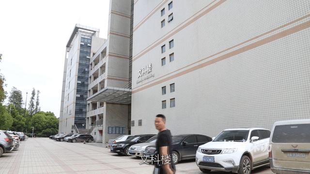 你看这个湖北工业大学，它又大又.......