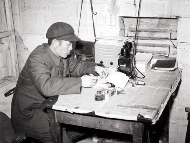 邓华缴获五箱白金龙烟，只给主席一支，主席笑笑：“财不露白”啊