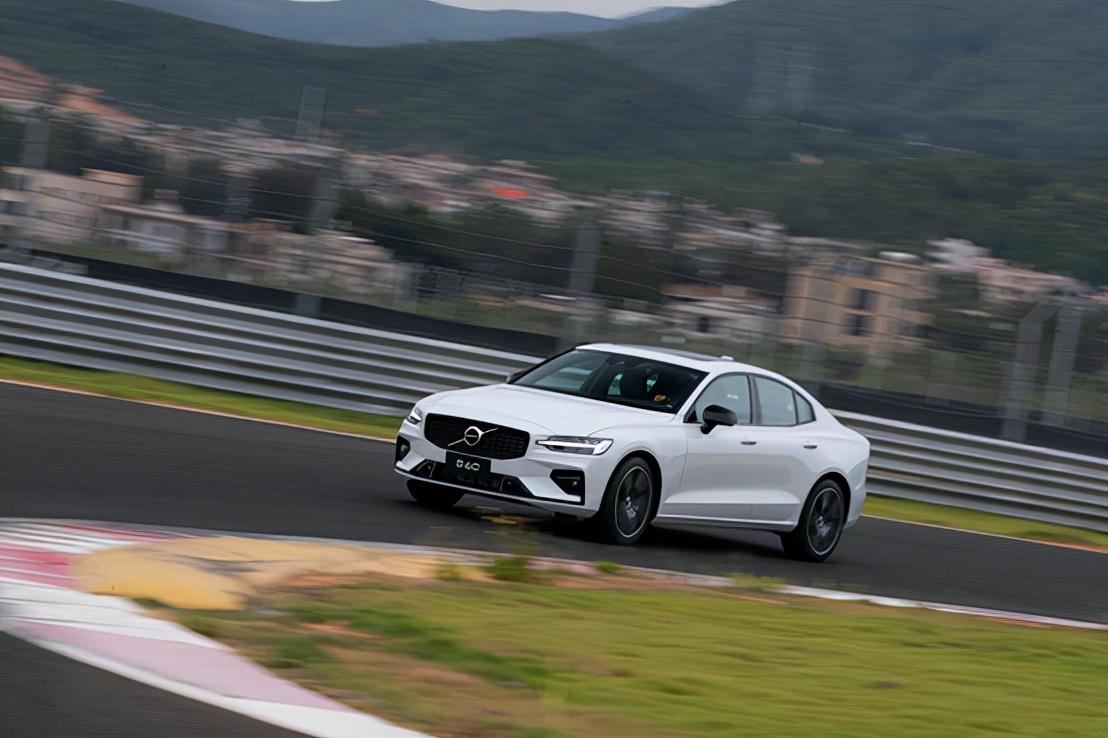 沃尔沃s60和奔驰c哪个值得入手,沃尔沃s60对比奔驰c驾驶感受