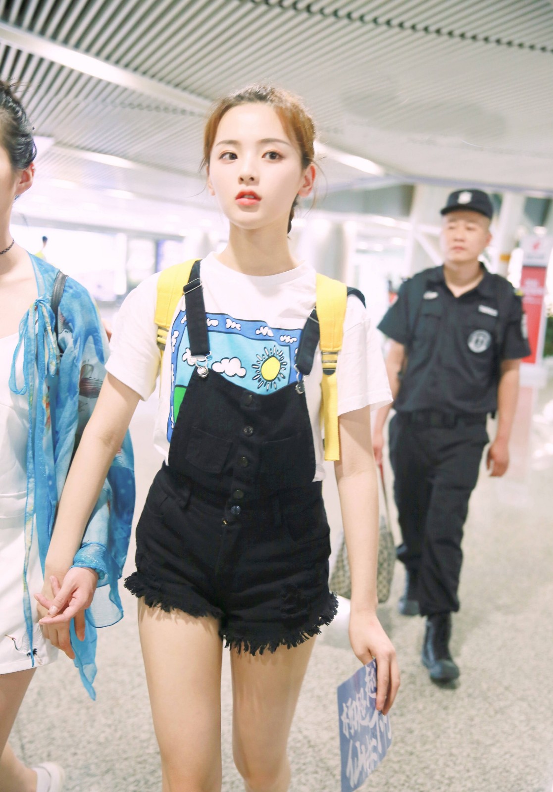 再不说杨超越土了，穿黑色卫衣牛仔裤，气场飙升直逼孟美岐