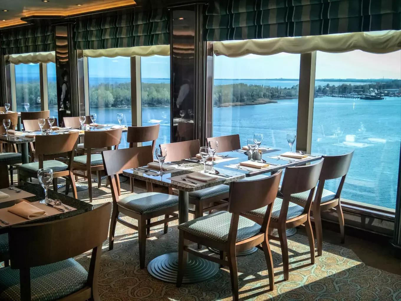 环球蜜月的小两口，免费上了一座价值8亿欧元的邮轮