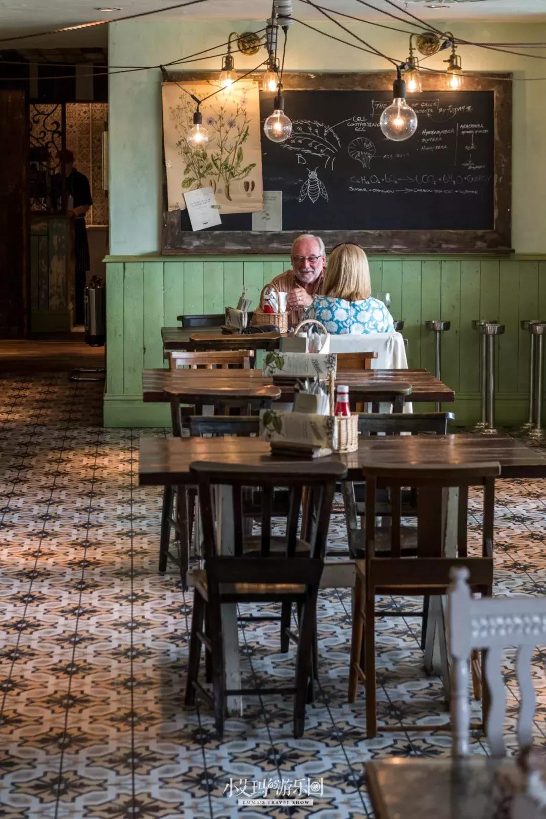 纽卡斯尔,店主为我弹奏了一把十万元的吉他