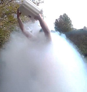 印度大爷徒手油锅炸薯条,印度大叔捕鱼完整视频