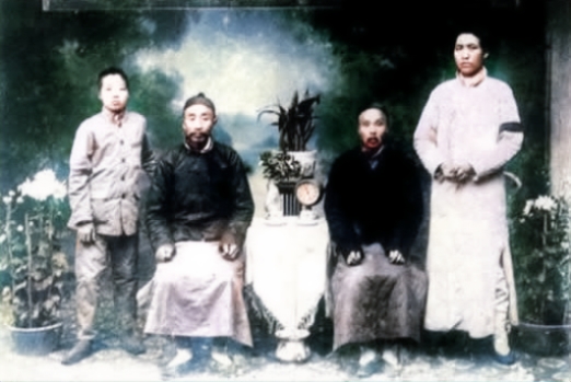 郭沫若说青年毛*东泽**貌如女子，却不知其精通拳术击剑，是足球健将