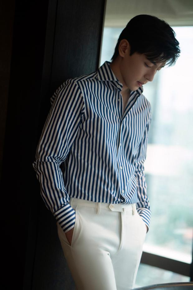 邓伦10分钟走廊大片，卡其色格子西装复古时尚，高级氛围感拉满