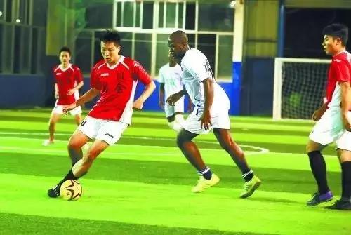 足球踢小场的技巧,小场地足球训练方法