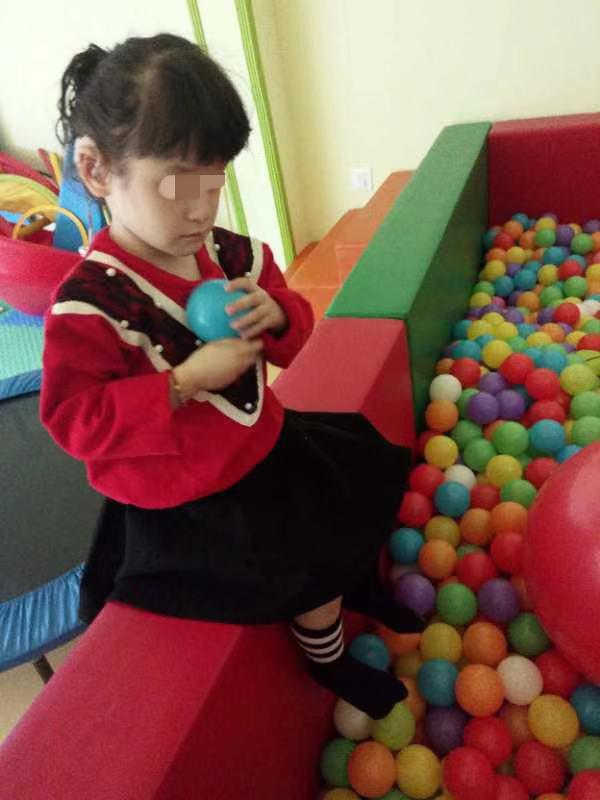 夫妻收养重病弃婴16年花费50万,夫妇收养弃婴近7年无法落户上学