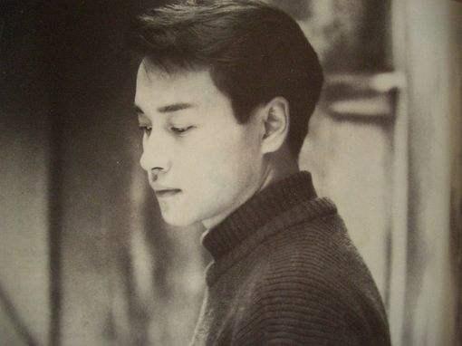 他是无脚的飞鸟，也是“永恒少年”