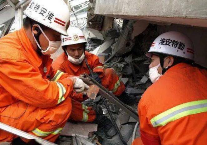 汶川地震时,那位救了丈夫、却丢了双腿的李应霞,如今怎么样了?