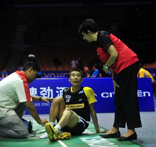 打羽毛球脚底容易磨,打羽毛球脚底磨出红斑