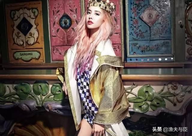 “过气”十年，凭什么她发个问号也能上热搜？