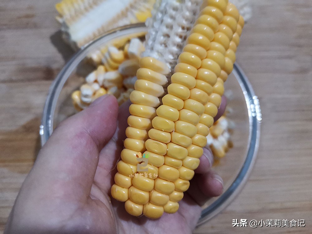 做玉米汁时，只放水可不行，教你一招，玉米汁香浓好喝又营养