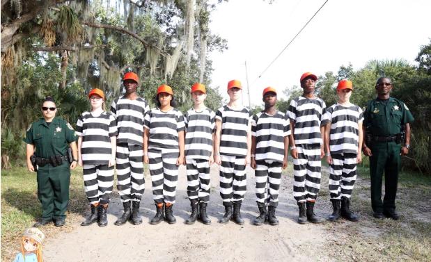 英无知贩毒少年监狱体验笑嘻嘻，第一天就捡屎被警卫吓哭：想回家