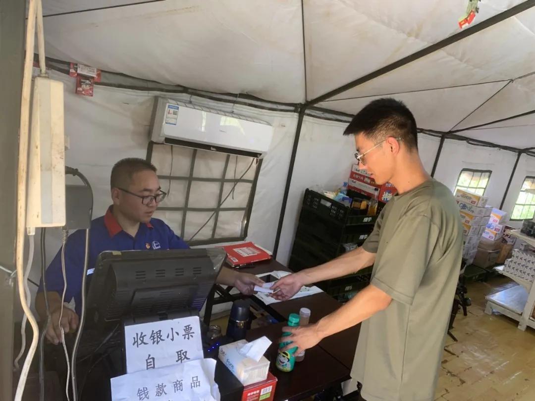 易捷便利店品牌,一起看兵哥哥们的视频