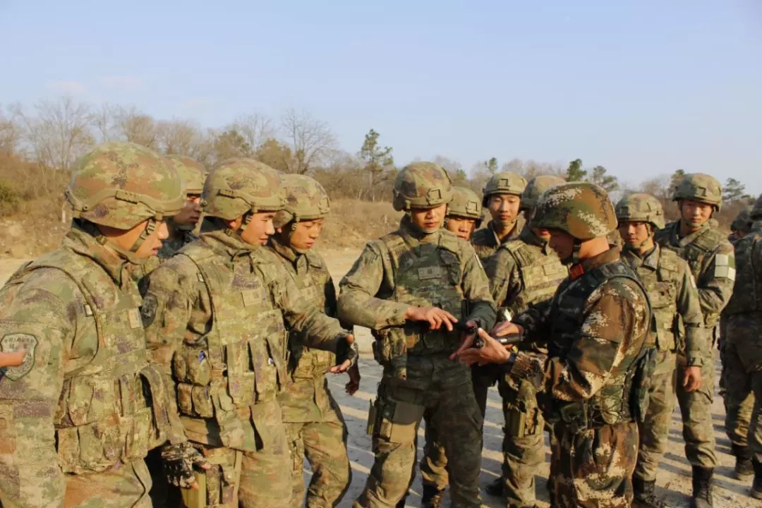 民兵换装21式迷彩和现役的一样吗,解放军新迷彩作战服图片