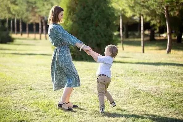 “这么小的孩子懂什么感情”,这句话太扎孩子的心了