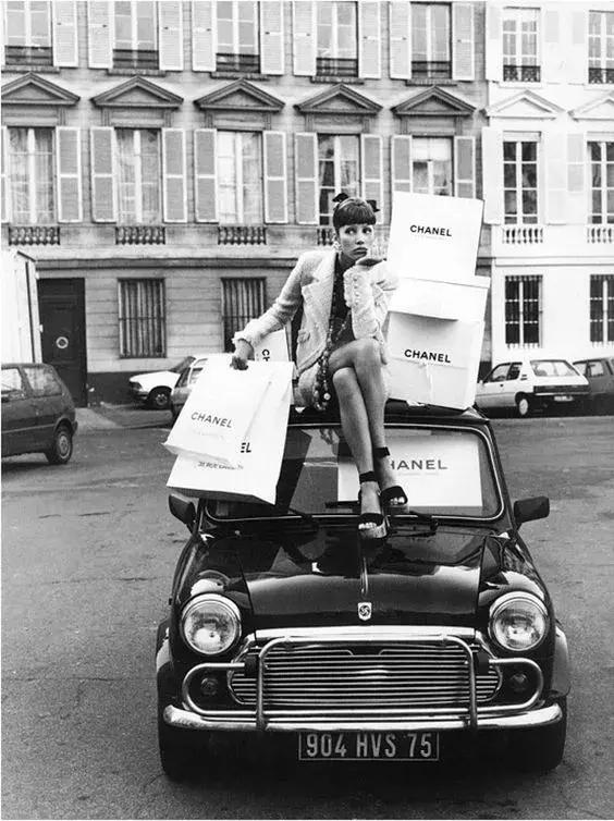 国潮这回对味儿了，不看logo还以为是巴黎世家！