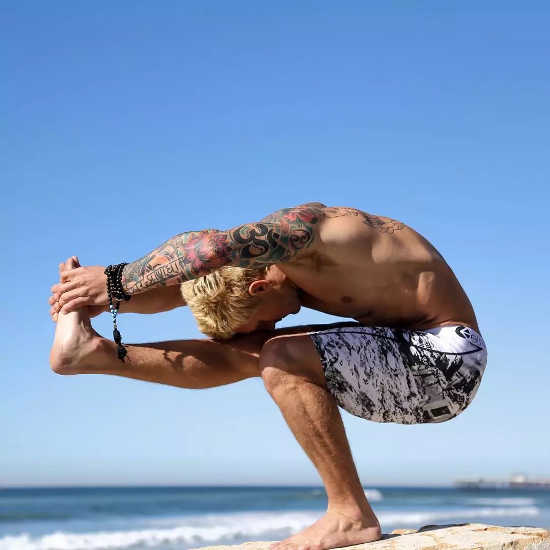 男人瑜伽基础练习,男65岁练瑜伽的基本动作