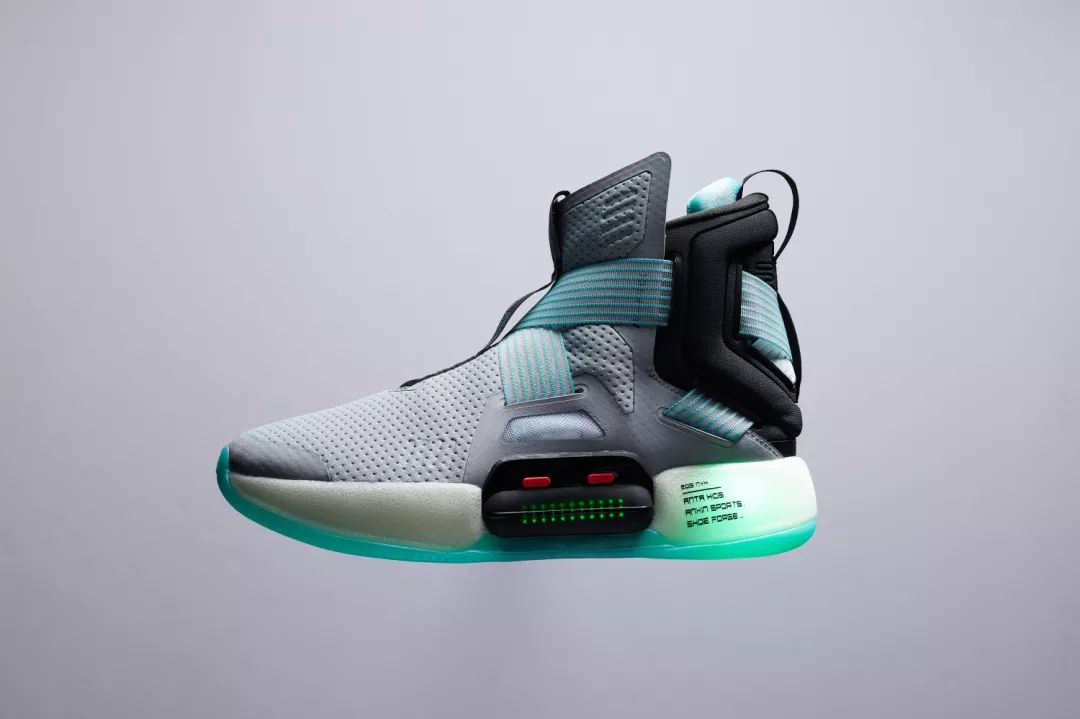 安踏充气蓄能舱篮球鞋,安踏底部有很多透气孔的鞋