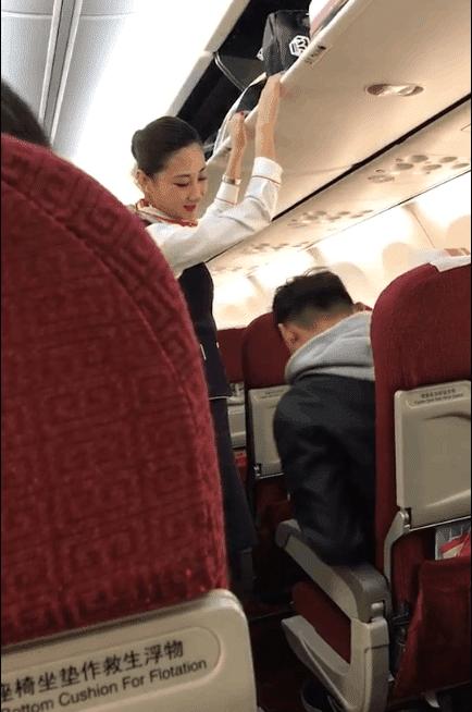 男子飞机上遇到奇葩空姐,男子在飞机上戏弄空姐