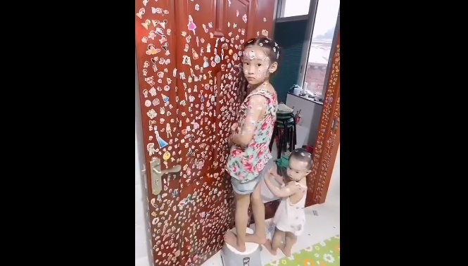 真实的二胎生活：妈妈被两个熊孩子给气晕，这可怎么办？