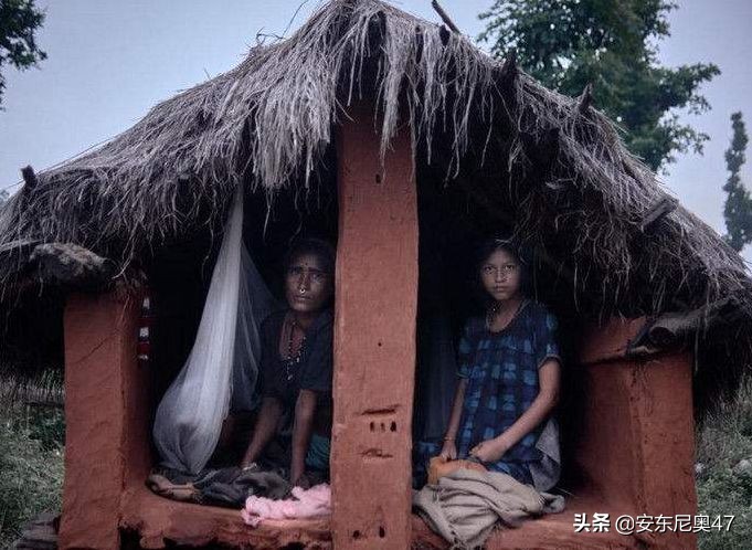 尼泊尔“月经小屋”，女孩生理期用牛粪？印度陋习让人愤慨