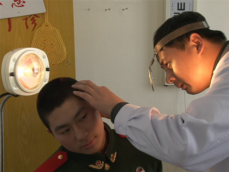 4岁孩子耳朵进了“小蜘蛛”90后妈妈的急救方式，堪称教科书一般