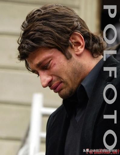 1600万欧的米兰左后卫，被伊布弄的身败名裂，退役半年当选副总理