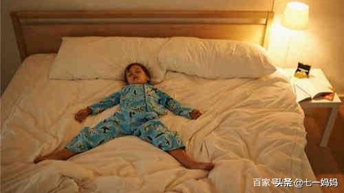 宝宝“爱踢被子”原因多，弄清缘由对症处理，让宝宝睡个安稳觉