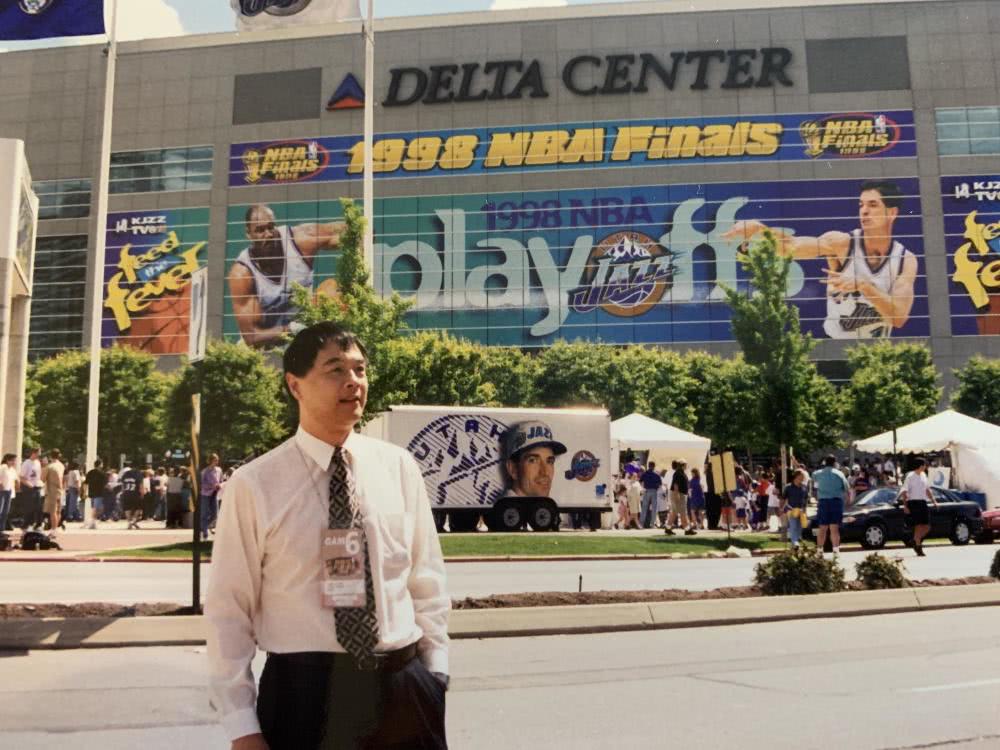 中国国家队教练给美国大学篮球队包脚赚钱,后来成为篮球解说教父