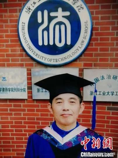 最“燃”研究生！浙工大64岁研究生毕业，老师称毕业论文写的最好
