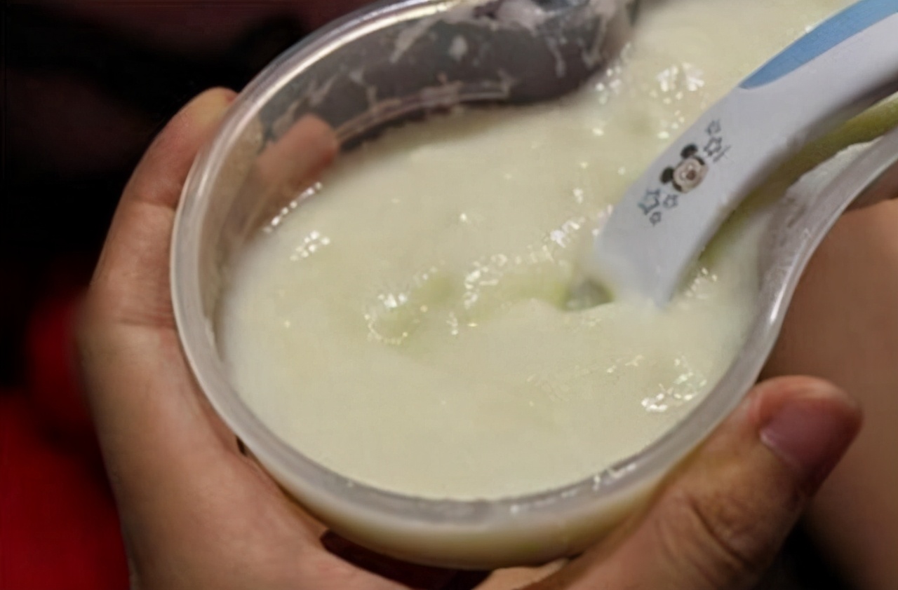 宝宝看似简单的吃米粉，有四个常见误区，你犯过几个？