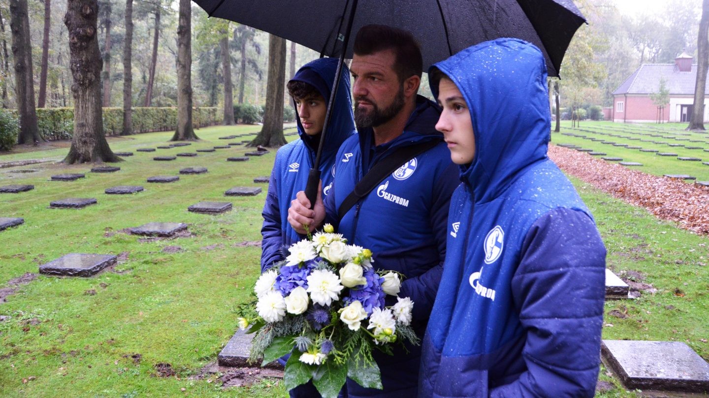 国民哀悼日,国家公祭日年轻人哀悼