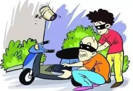 女贼围观案发现场被抓,女贼偷电动车落网