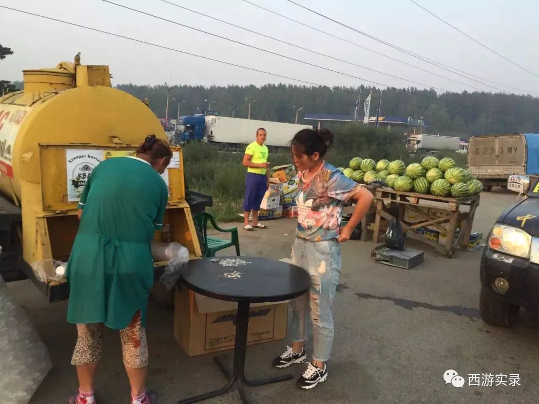 这女孩看到俄罗斯帅哥搭车，逼我停车，否则跳车