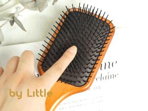 可以抚平毛躁碎发的梳子随身携带,适合湿梳的梳子