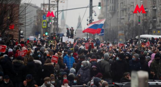 普京被逼宫!俄罗斯爆发大规模*威示**活动,*威示**人员要求普京下台