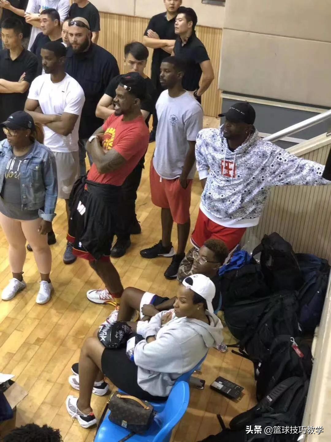 中美篮球差距还是太大,三场狂胜95分,詹韦儿子联手太强了