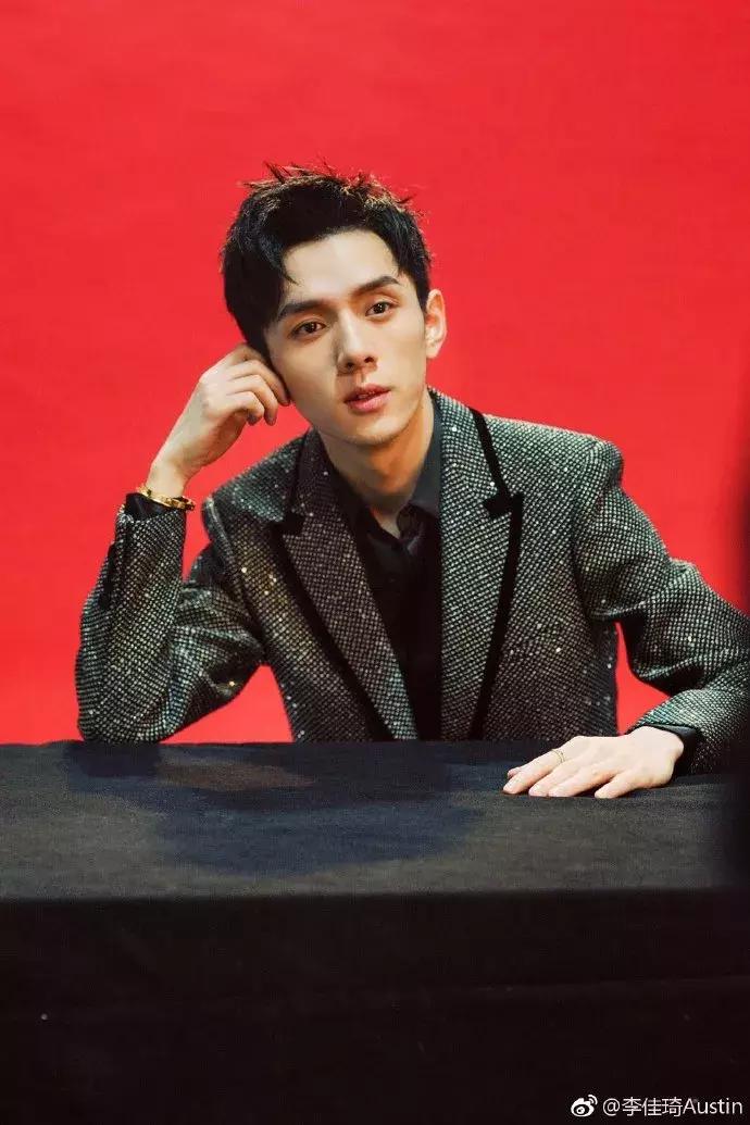 直播五分钟卖出15000支口红，“口红一哥”李佳琦|女生节特辑