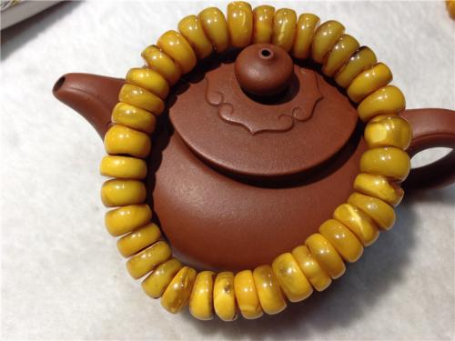 蜜蜡与琥珀的区别在哪里,蜜蜡和琥珀哪个更值得收藏