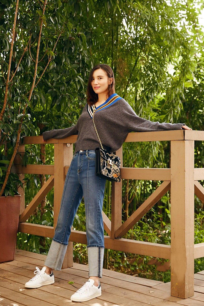 v领毛衣外穿款款洋气时髦,大v领中长款毛衣慵懒显瘦