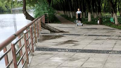 多种路面通过性强，试玩有酷炫灯效的乐行天下E3平衡车