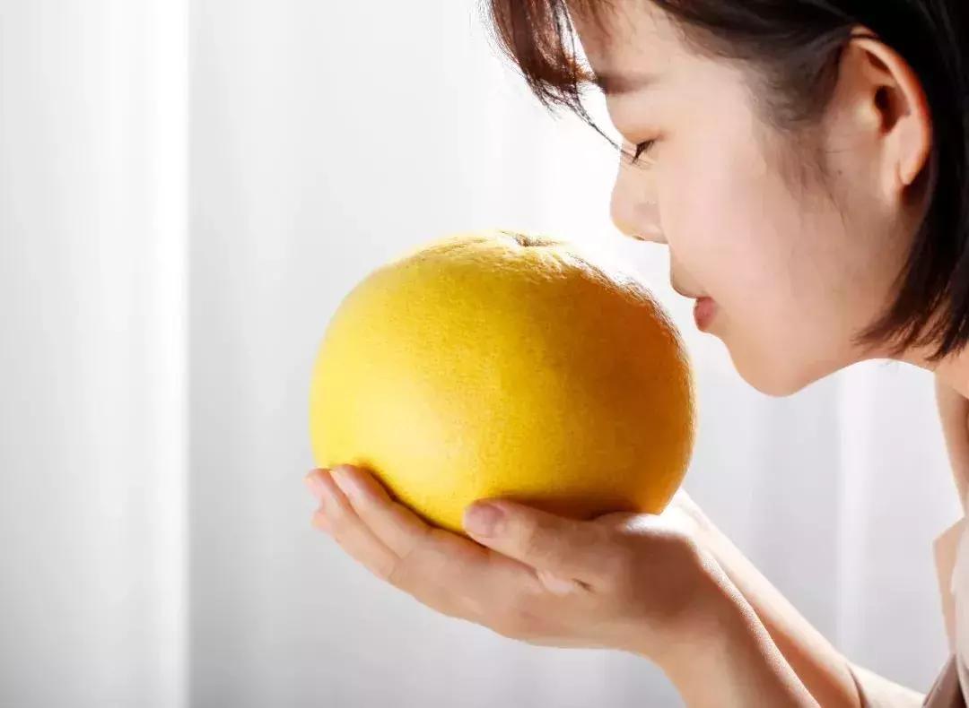 新鲜应季本地柚子水果脆甜,新鲜应季水果三红柚