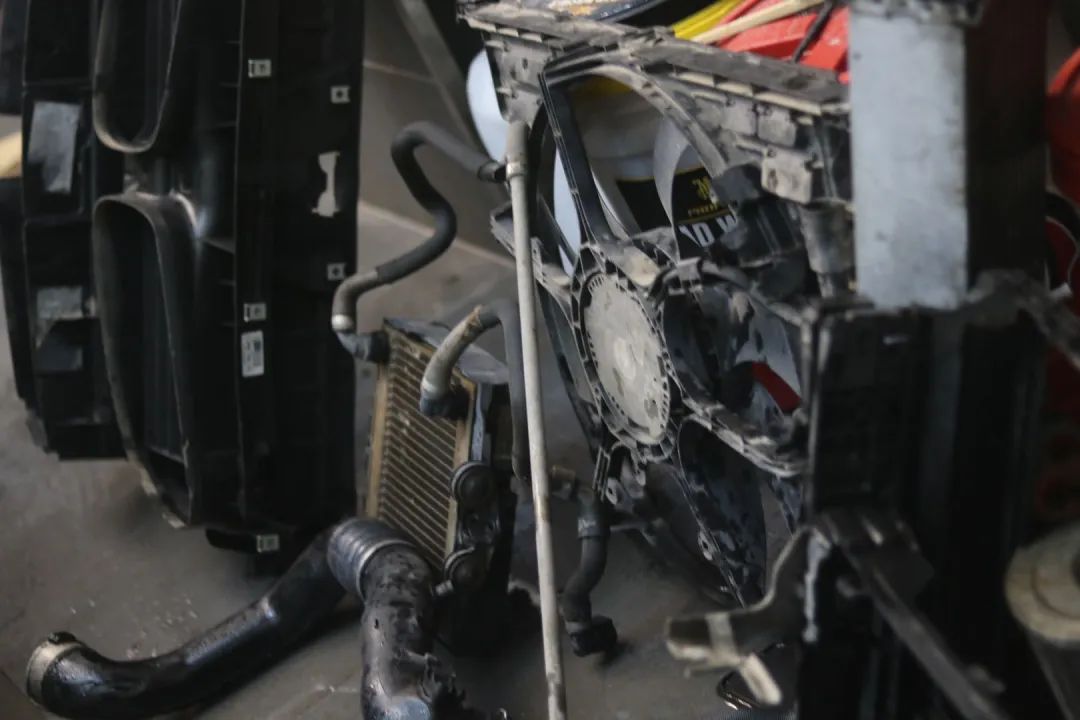 怪兽修车:翻新一辆11年破烂不堪的宝马GT,车况不忍直视