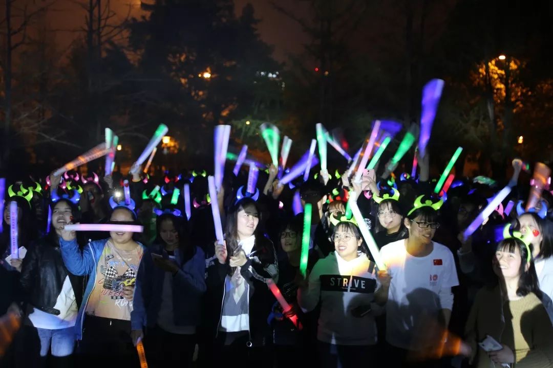 一场派对,一张面具,浪漫由你!川大锦江学院举行“假面舞会”