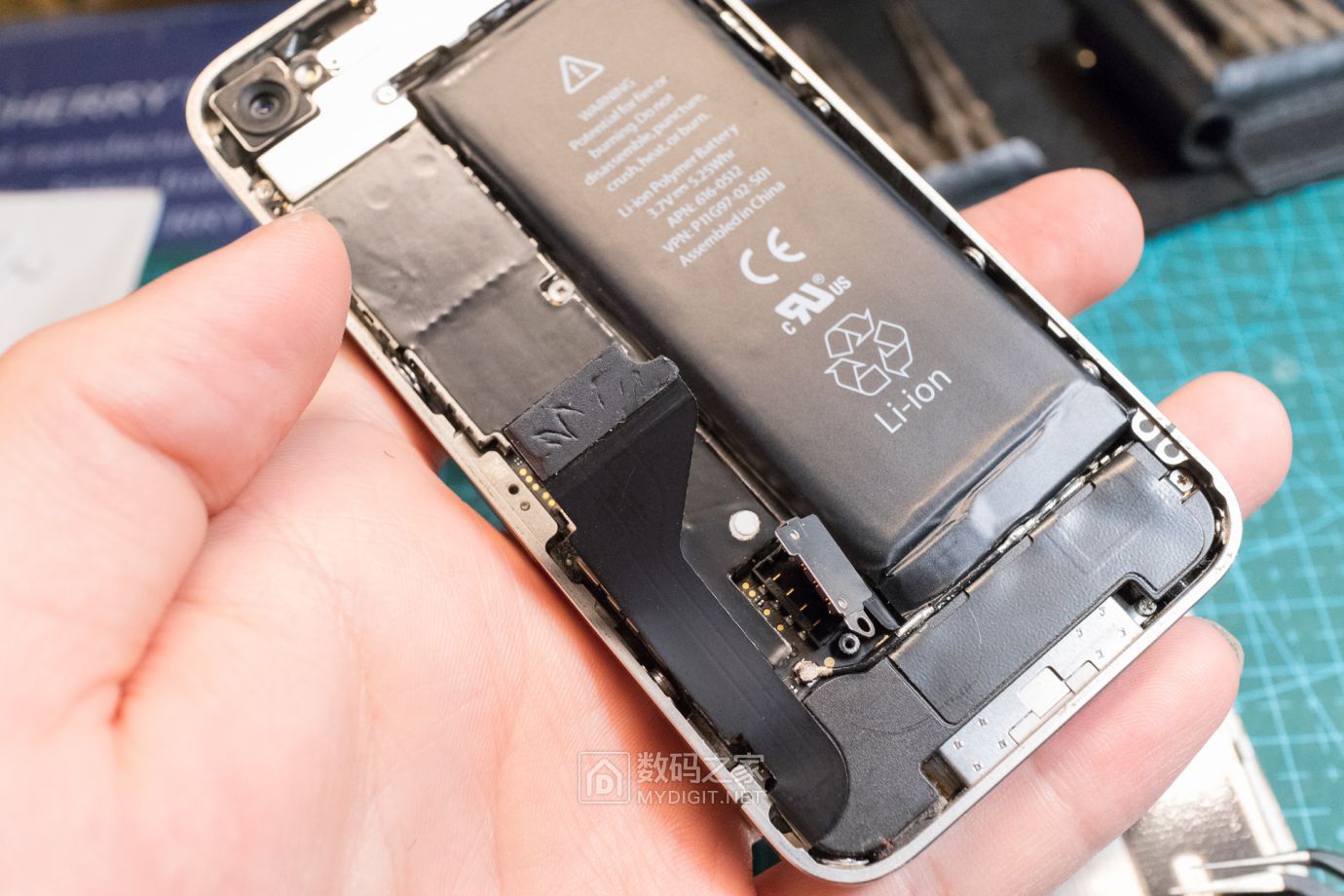 把未拆封的iphone4做成标本,iphone4被做成标本