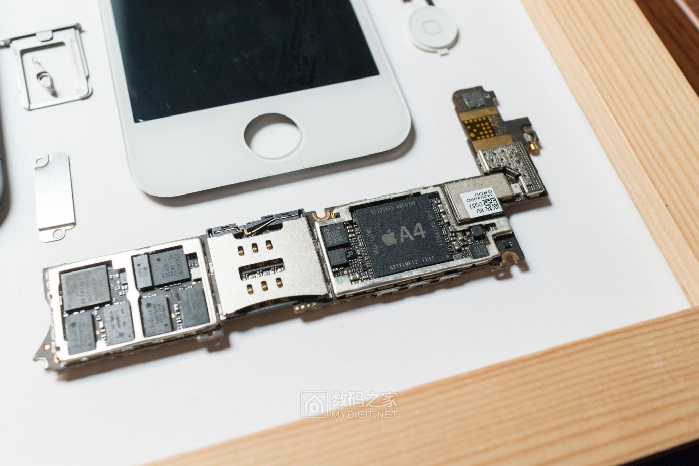 把未拆封的iphone4做成标本,iphone4被做成标本