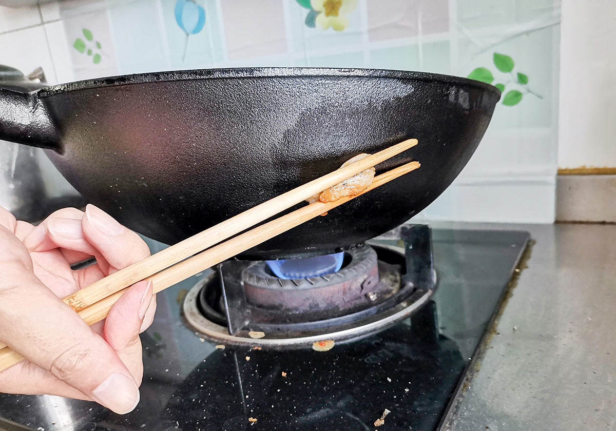 瑞典造的千元铁锅，重4.2公斤，百年核桃木握把，管用一辈子