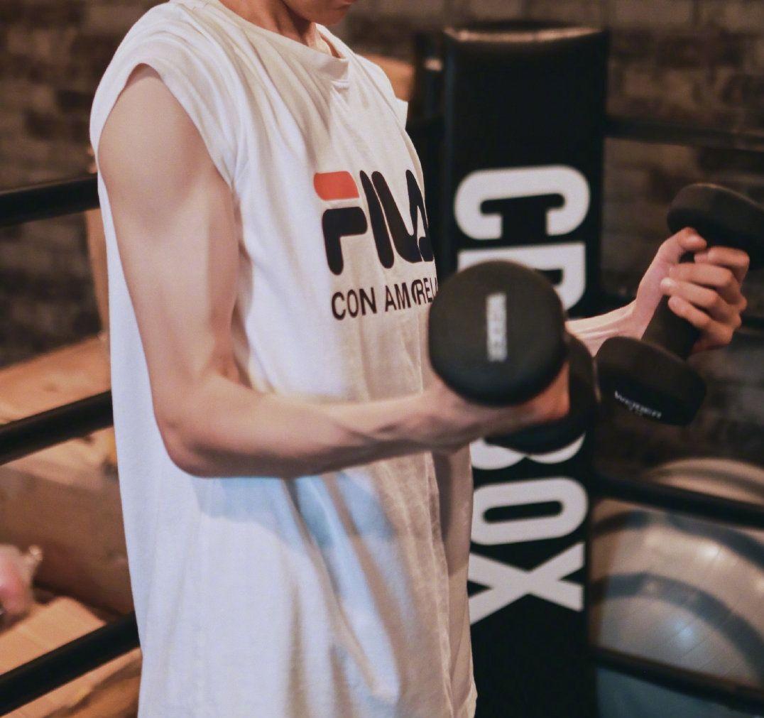 王源羽毛球馆,王源贾乃亮打羽毛球